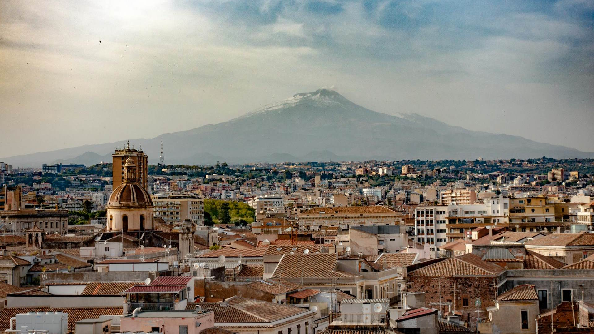 Tejados de Catania con el volcán Etna al horizonte