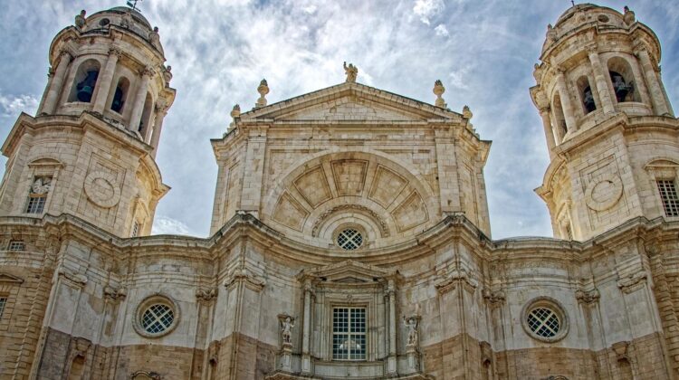 Fachada de la entrada de la Catedral de Cádiz