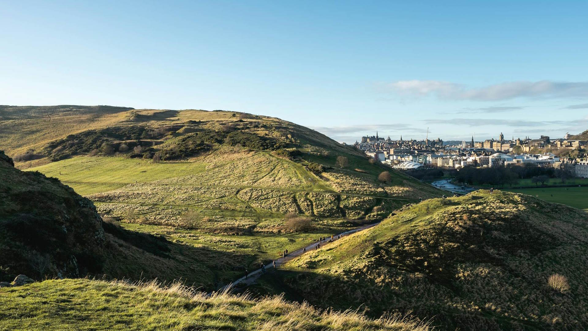 Colina de Arthur's Seat situada en los alrededores de Calton Hill
