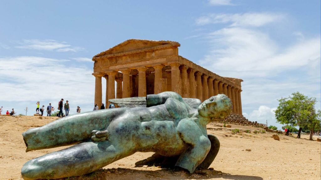 Escultura de Ícaro Caído frente al Templo de la Concordia