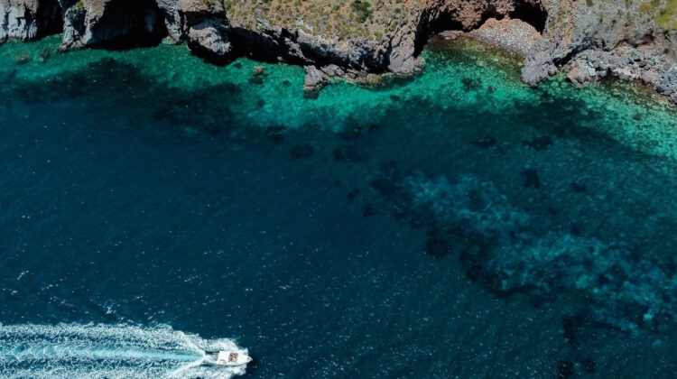 Aguas que bordean la isla de Lipari