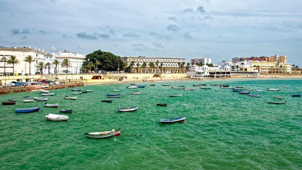 Barcos estacionados en Playa de La Caleta