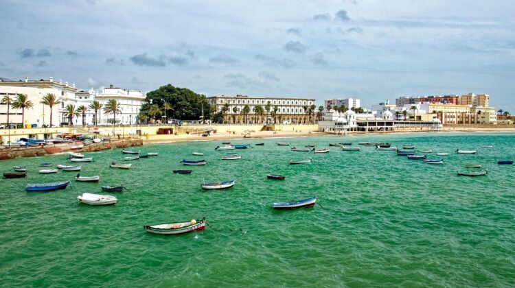 Barcos estacionados en Playa de La Caleta