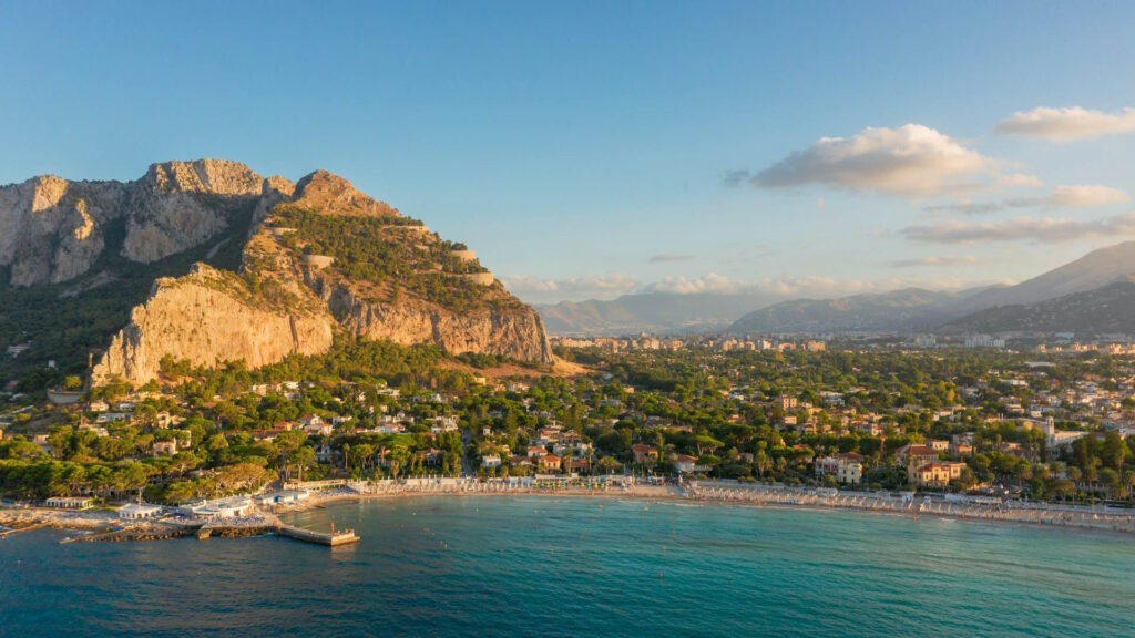 Vistas de la playa mondello en Palermo