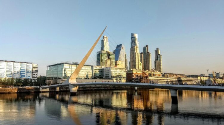 Puente de la mujer en Puerto Madero