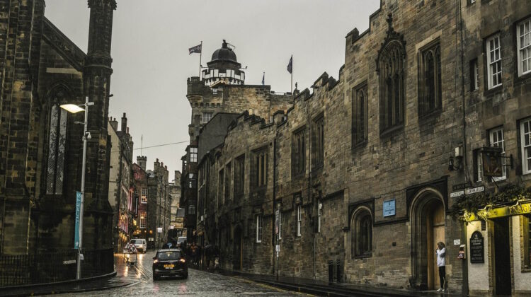Edificios de la calle Royal Mile en un día lluvioso