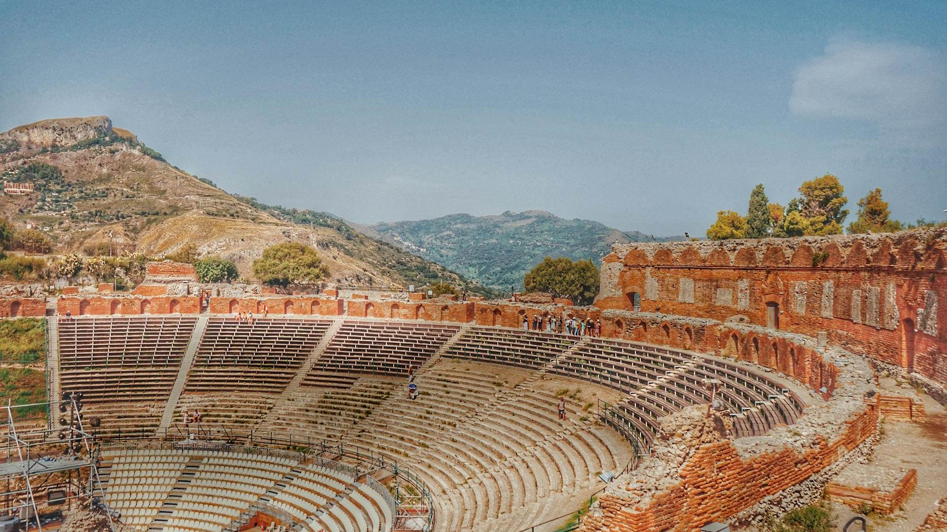 Teatro Griego de Taormina, a poca distancia del monte Etna Teatro Griego de Taormina, a poca distancia del monte Etna