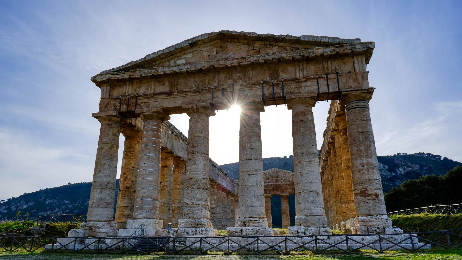 Templo de Segesta con el sol detrás Templo de Segesta con el sol detrás