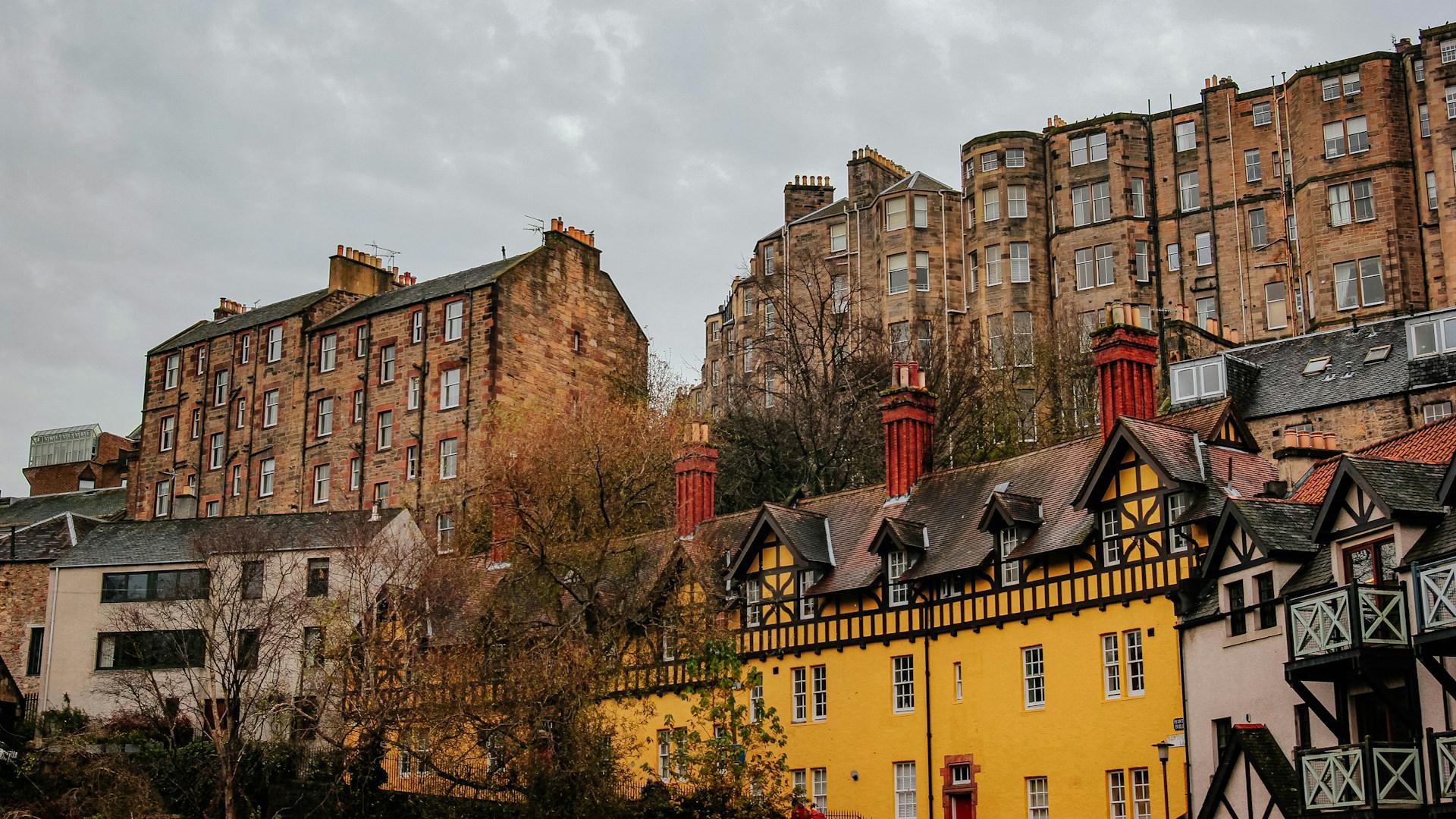 Fachada amarilla en Dean Village