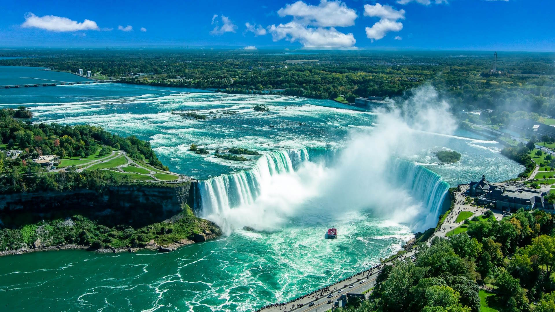 Vista aérea de un paseo en barco por las Cataratas del Niágara Vista aérea de un paseo en barco por las Cataratas del Niágara