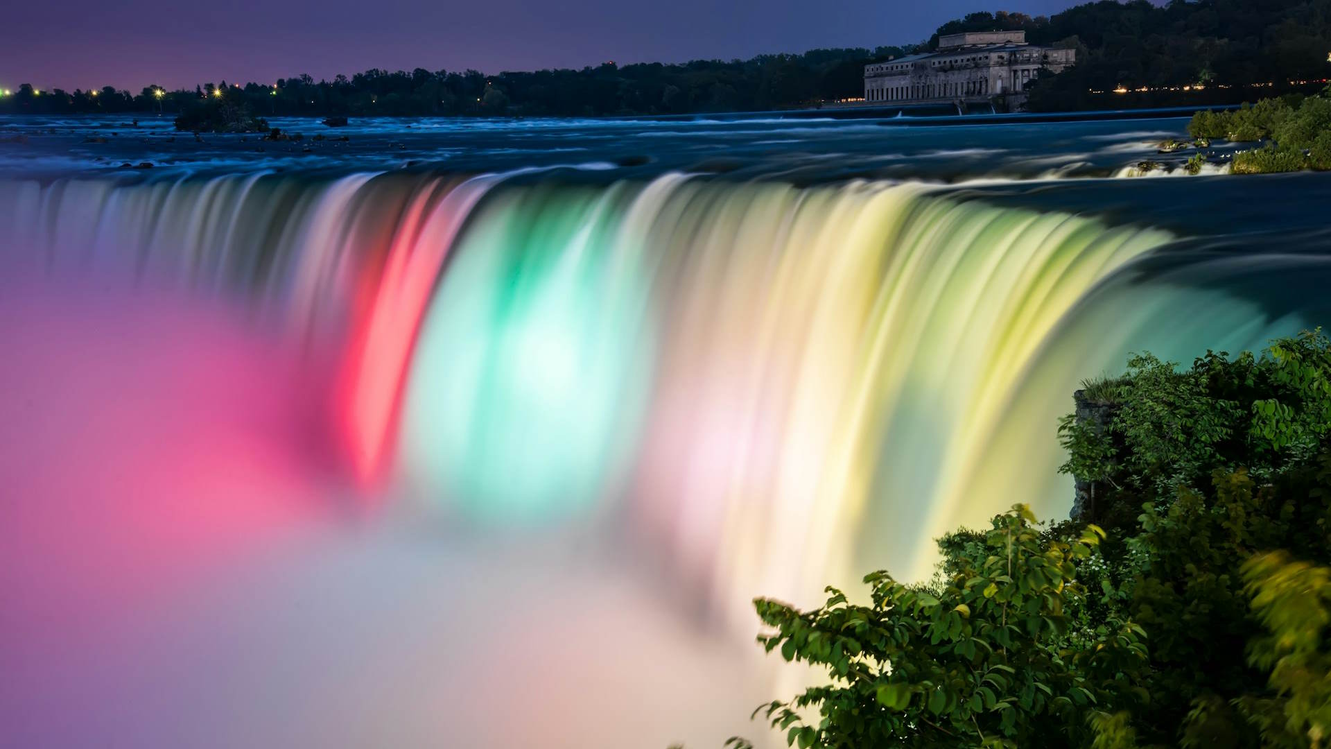 Cataratas del Niágara iluminadas por la noche Cataratas del Niágara iluminadas por la noche