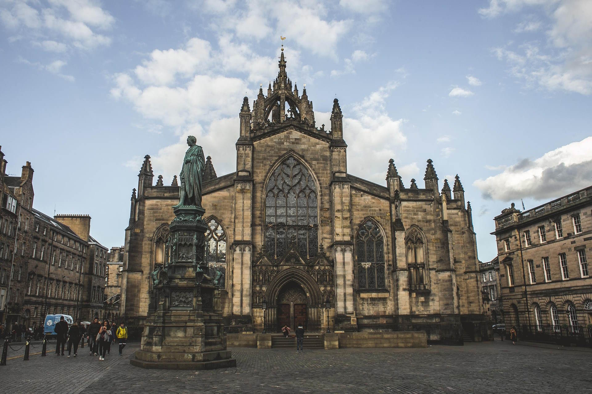 Catedral de St Giles desde el suelo, se puede apreciar su torre en forma de corona