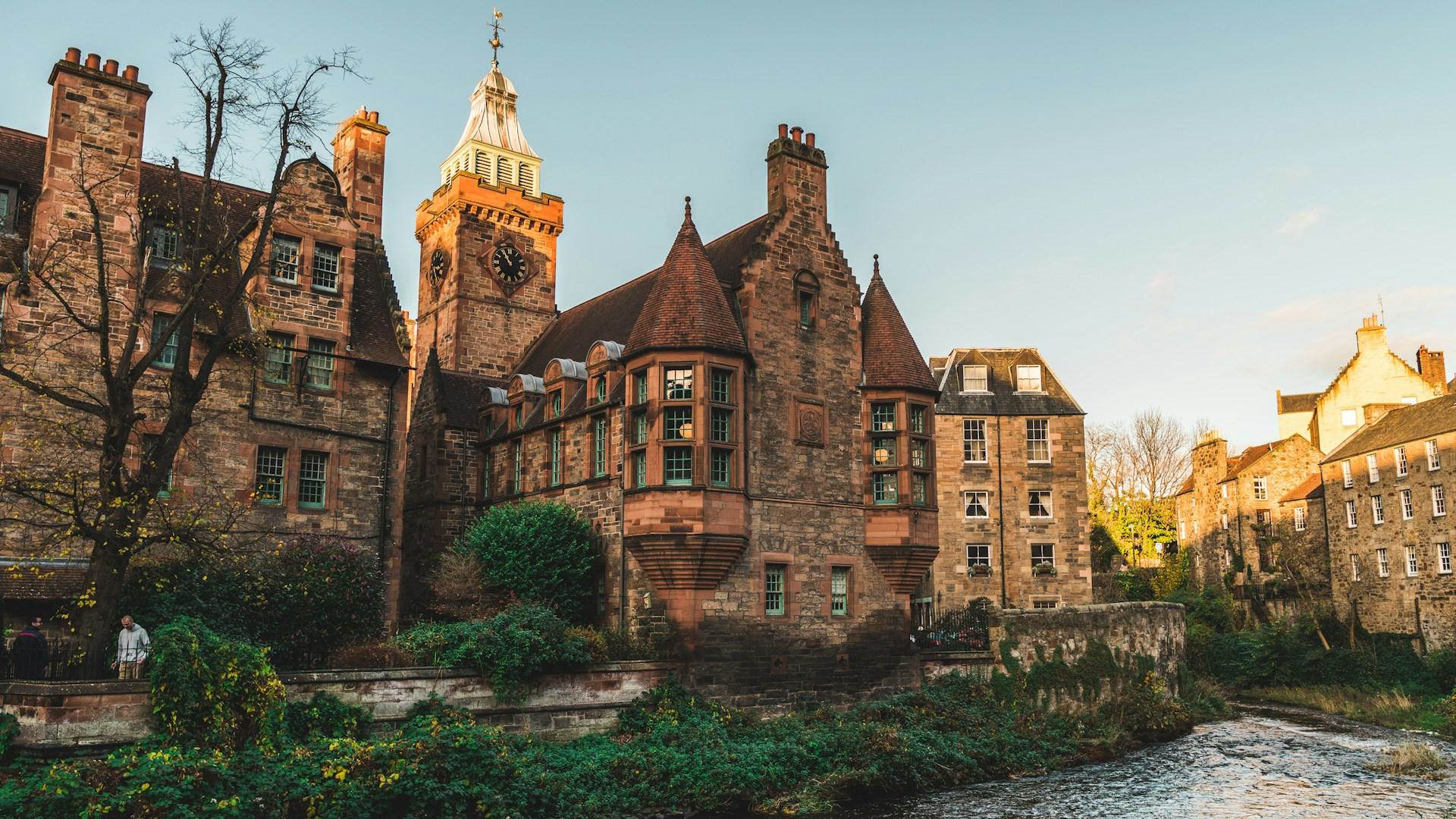 Edificios cerca del río Water of Leith en Dean Village