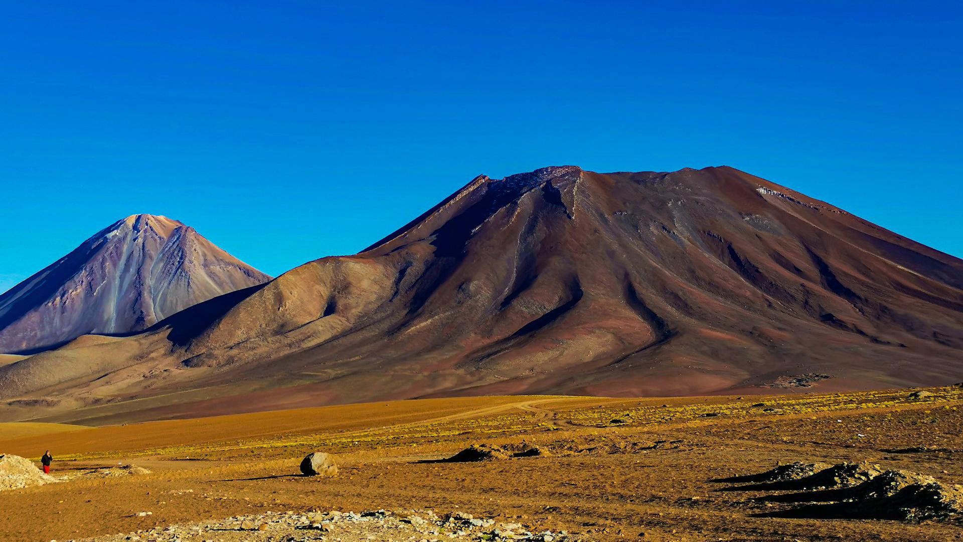 Desierto de Atacama con el volcán a lo lejos