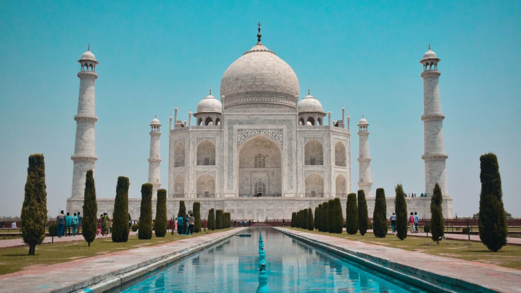 Puerta principal y estanque central del Taj Mahal