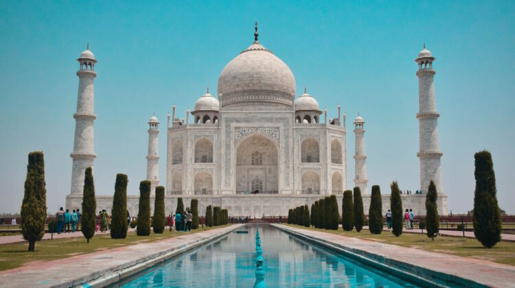 Puerta principal y estanque central del Taj Mahal