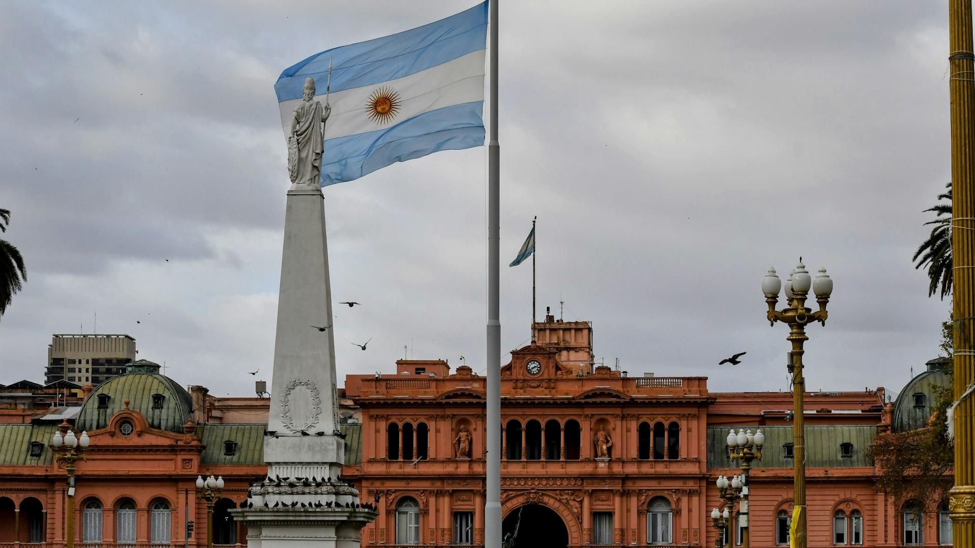 Casa Rosada y la estatua de Pirámide de Mayo
