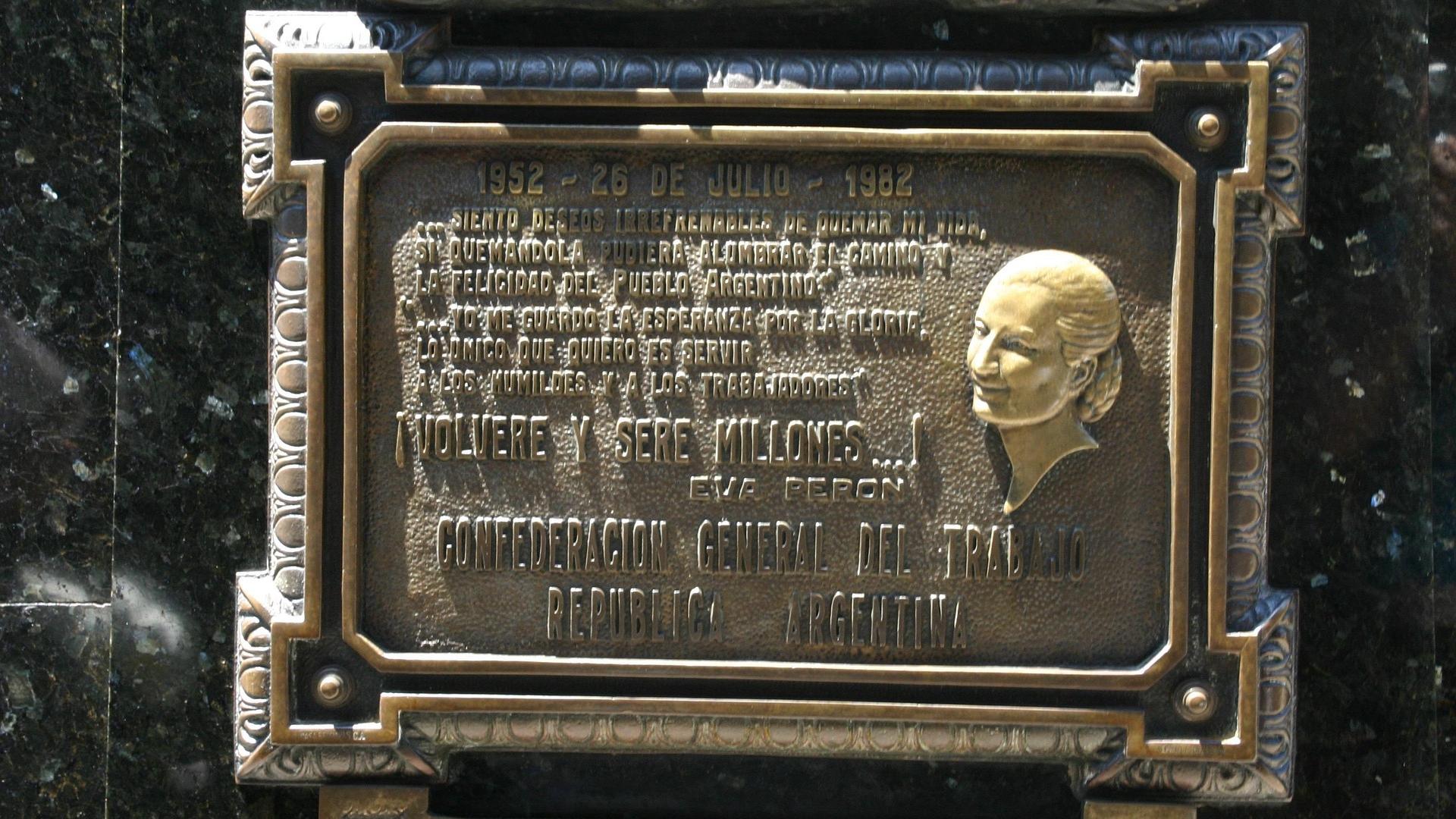 Placa conmemorativa en la tumba de Eva Perón