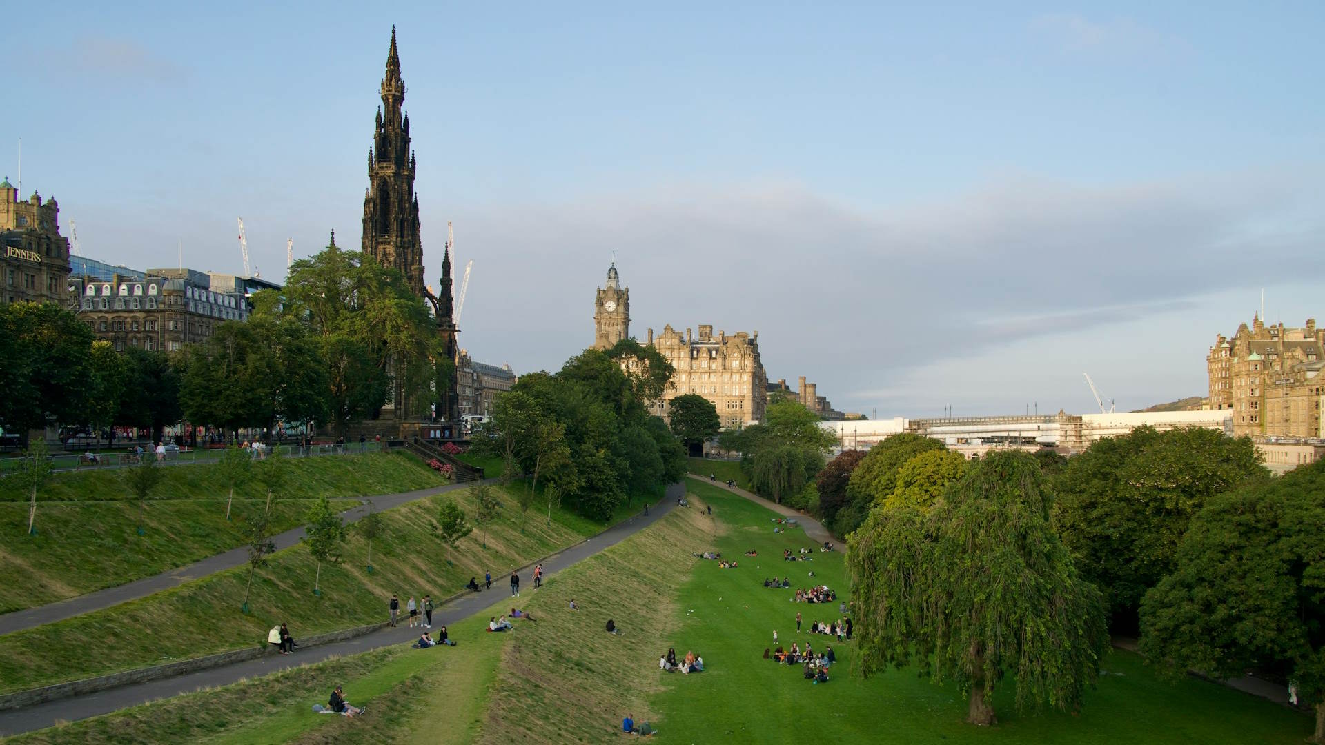 Explanada de Princes Street Jardin, a lo lejos puede verse el Monumento a Scott