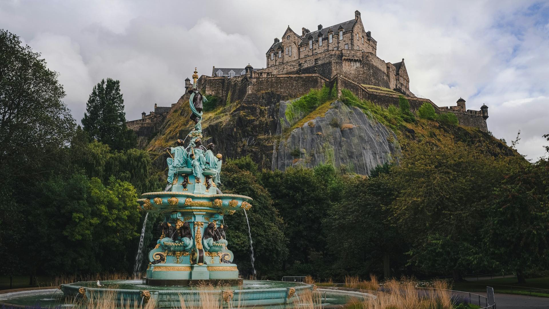 Vista de la Ros Fountain y, sobre ella, el Castillo de Edimburgo