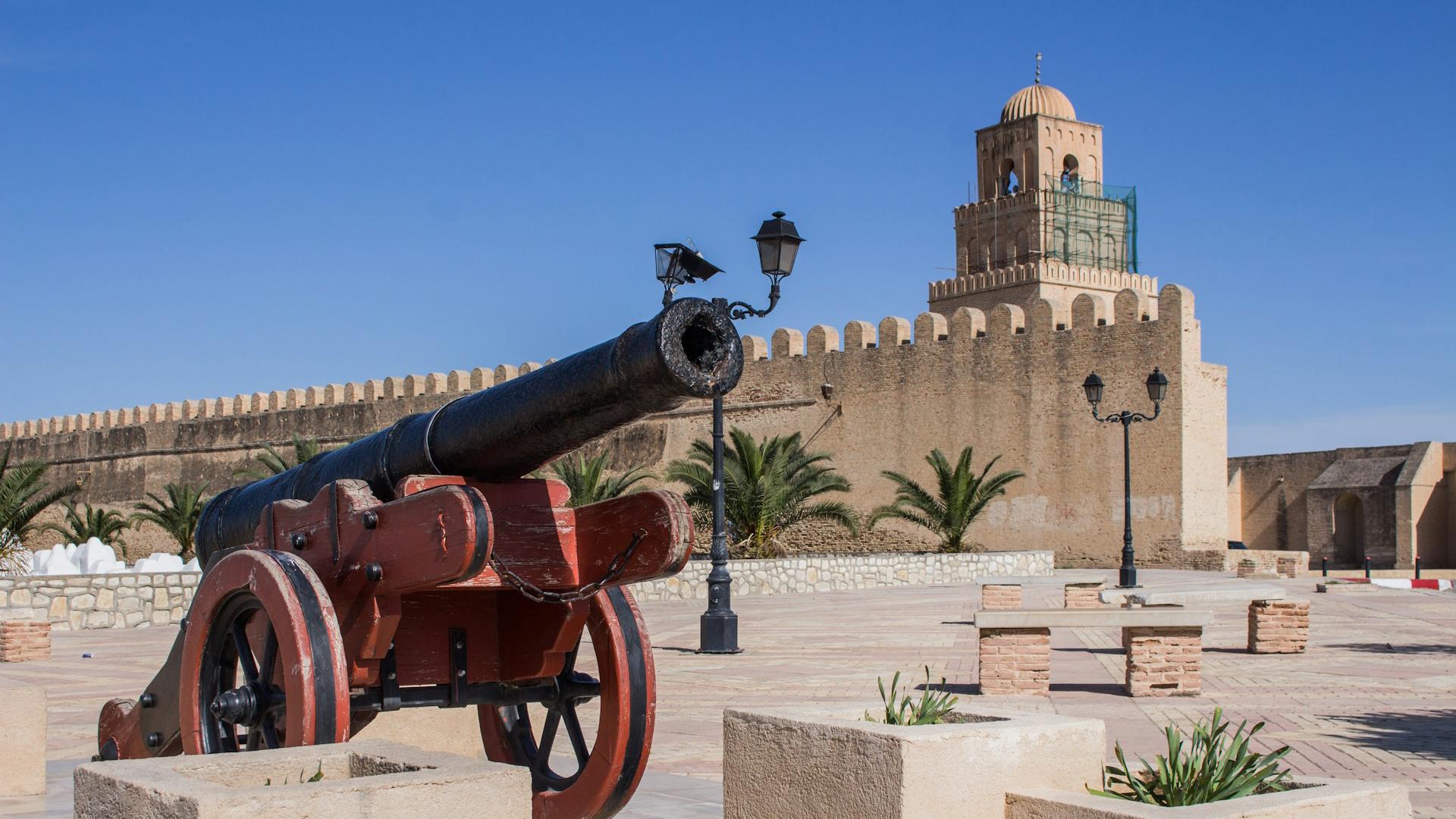 Cañón frente a las murallas de la mezquita