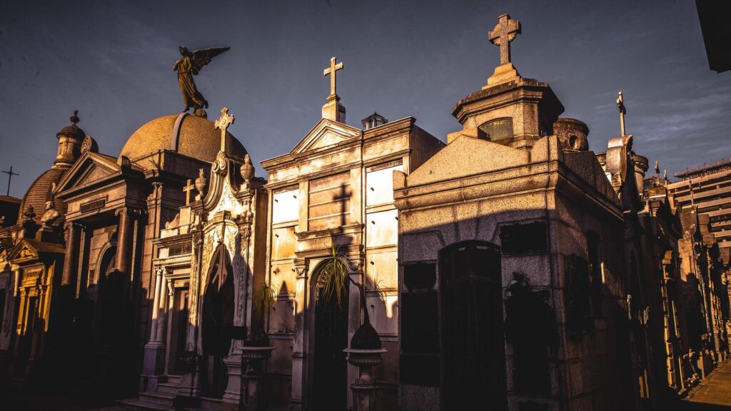Mausoleos dentro del Cementerio de la Recoleta