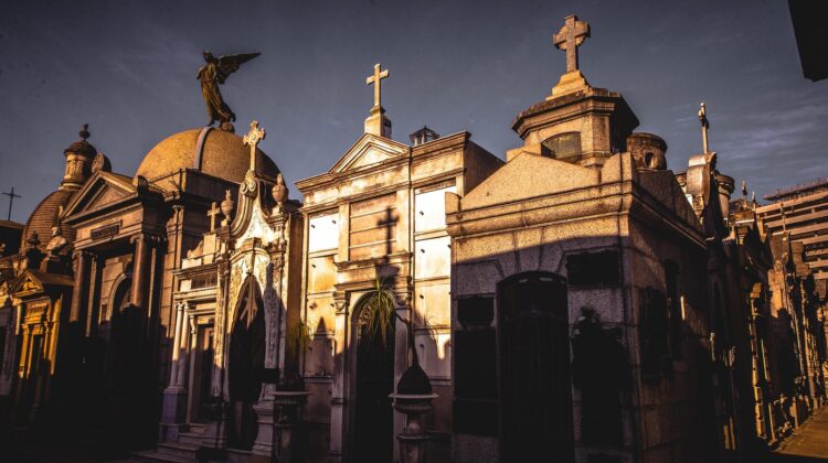 Mausoleos dentro del Cementerio de la Recoleta
