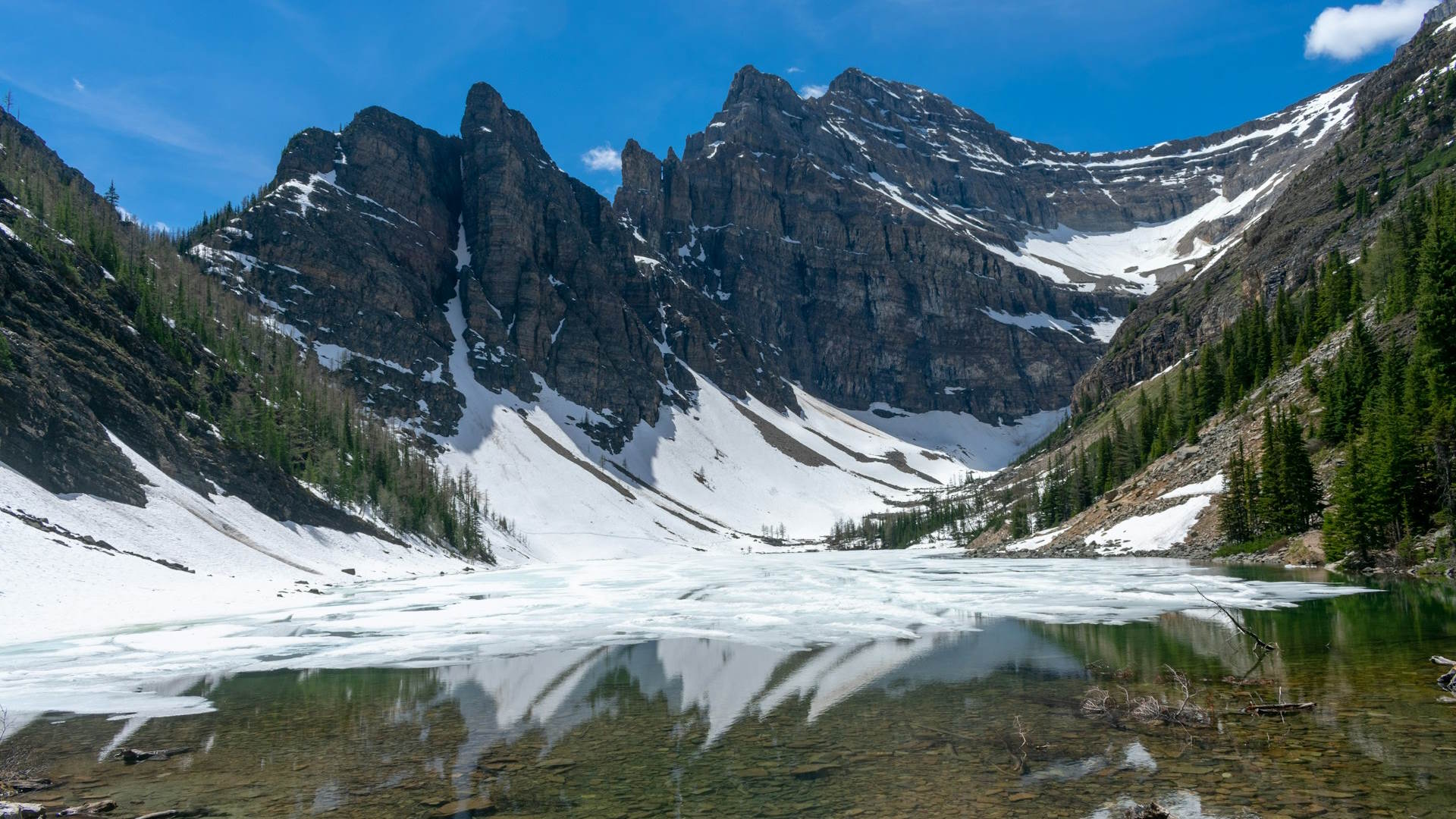 Montañas reflejadas en las aguas del lago Agnes