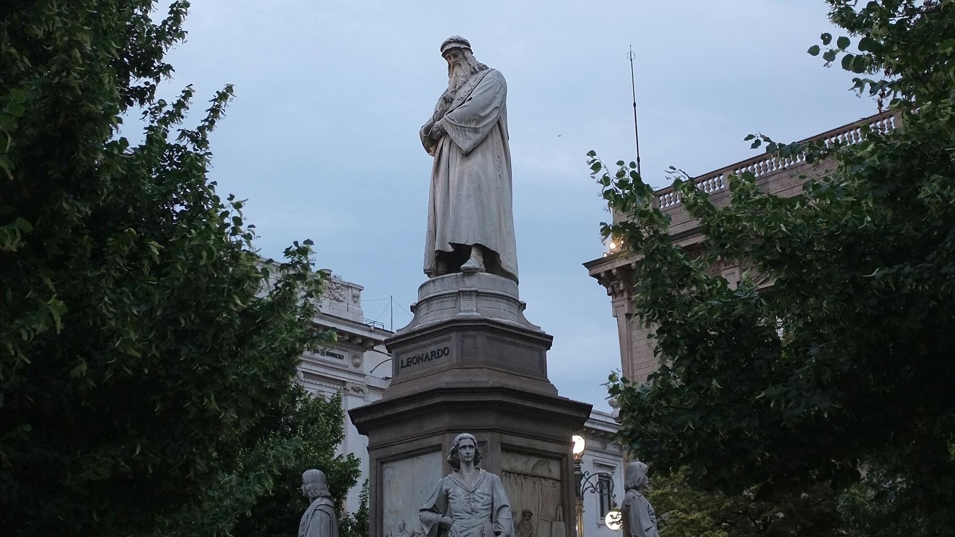 Monumento a Leonardo Da Vinci en la plaza del teatro