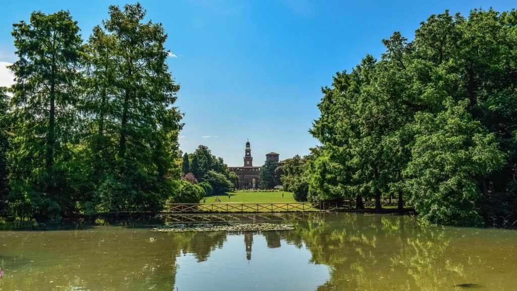 Parque y el Castillo Sforzesco de fondo