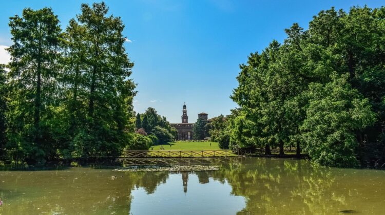 Parque y el Castillo Sforzesco de fondo