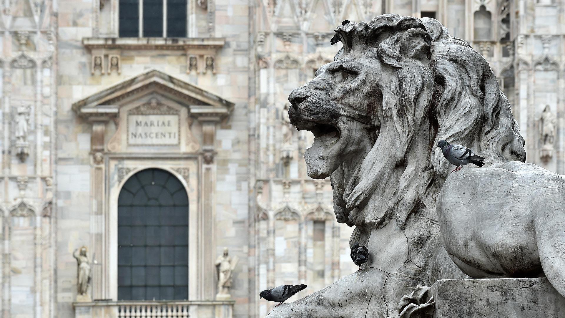 Escultura en la Plaza del Duomo