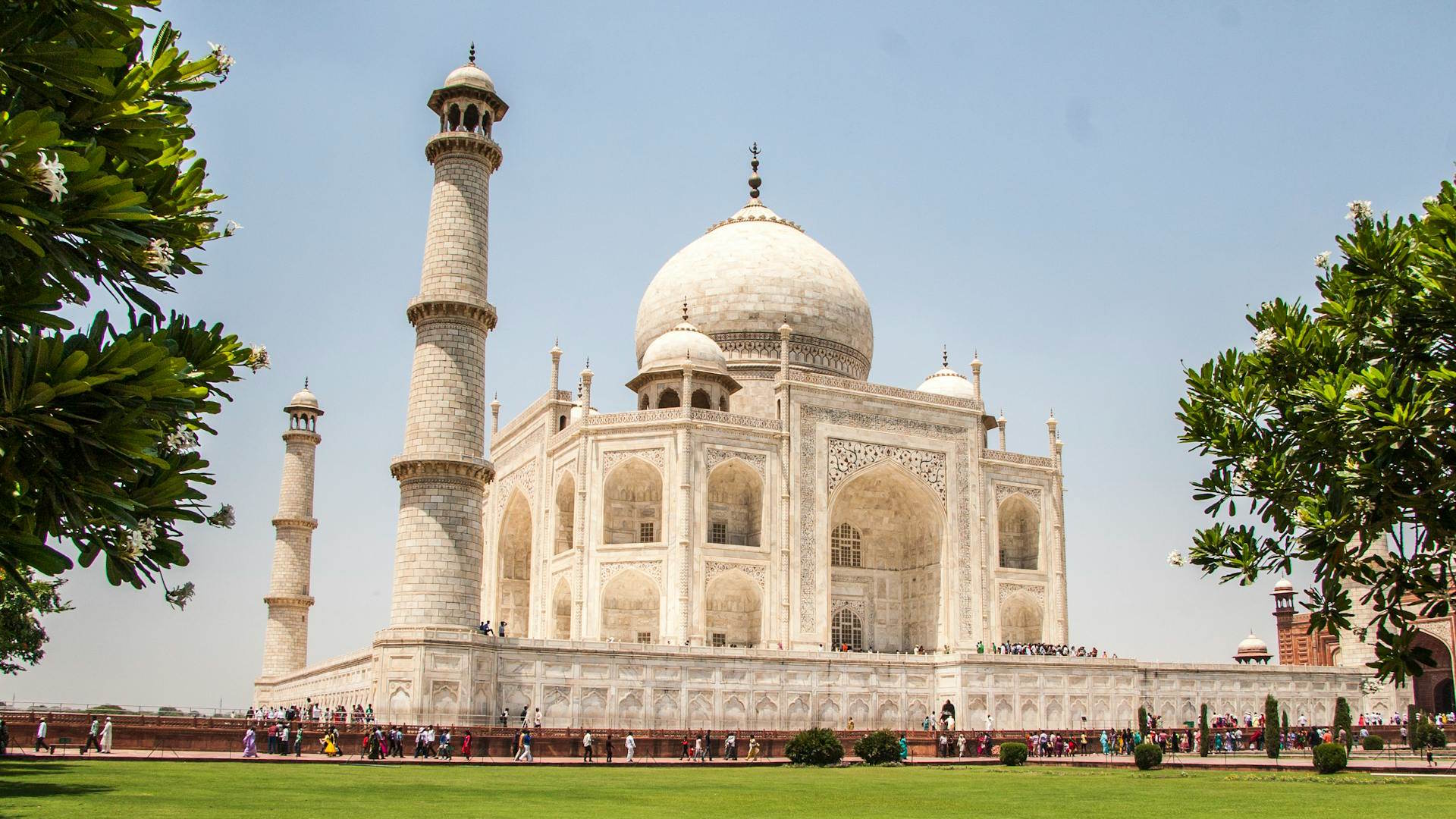 Vista del Taj Mahal desde el lateral. Se observa el edificio al completo