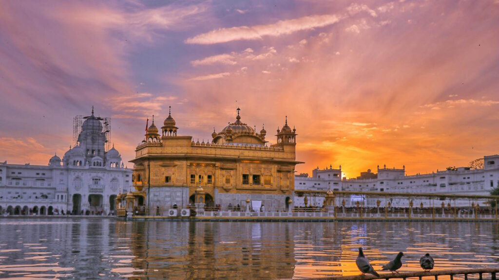 Templo Dorado de Amritsar al amanecer