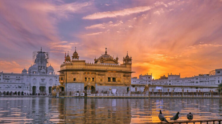 Templo Dorado de Amritsar al amanecer