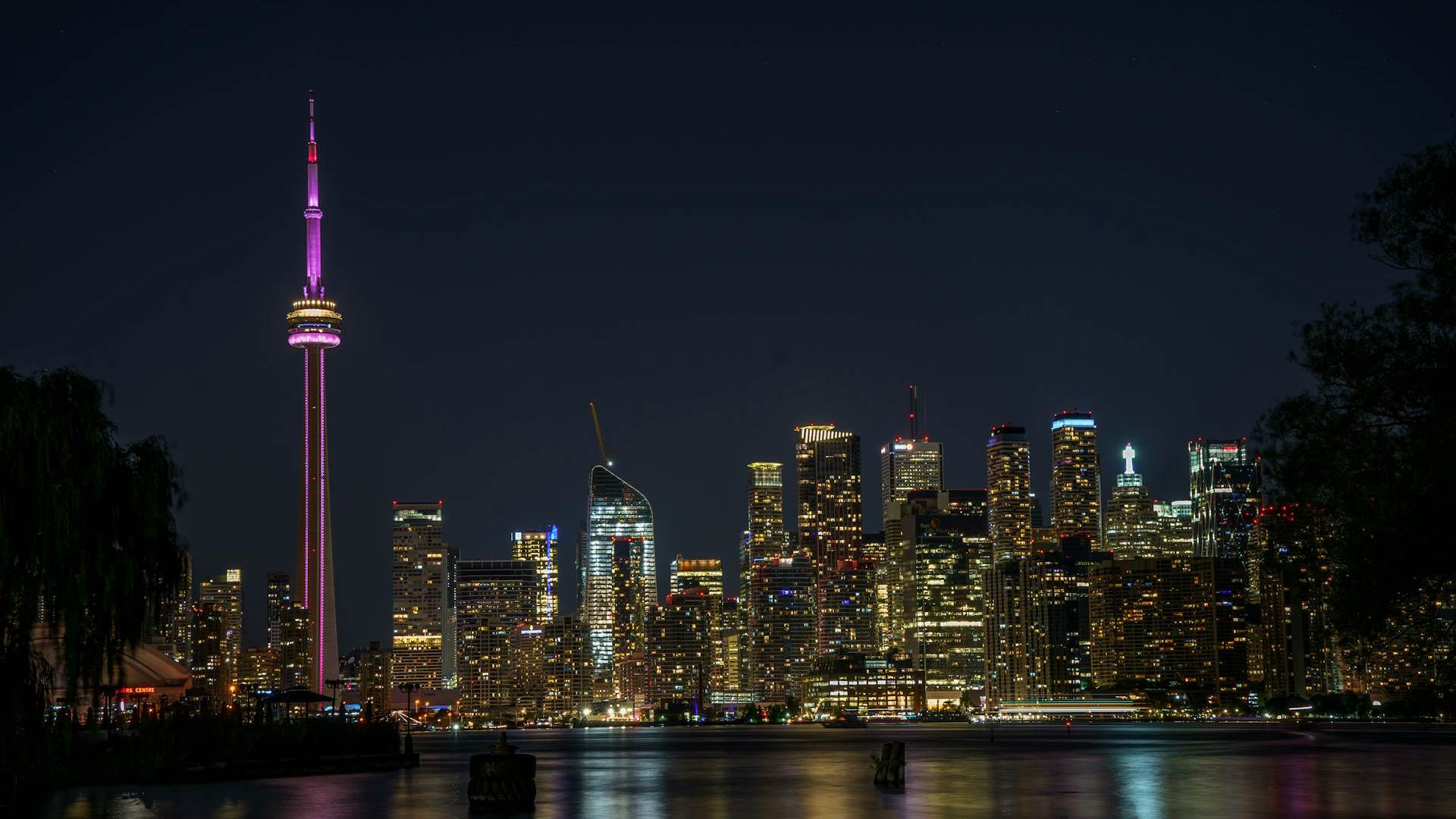 Skyline nocturno del horizonte de Toronto