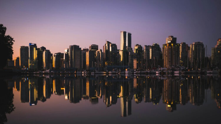 Icónico horizonte de Vancouver al amanecer