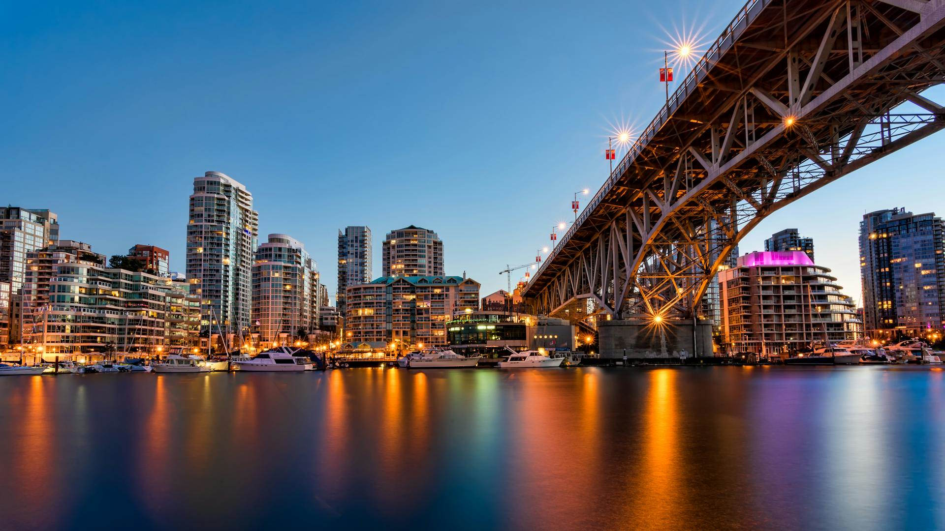 Puente Lions Gate y el skyline del centro de Vancouver al anochecer