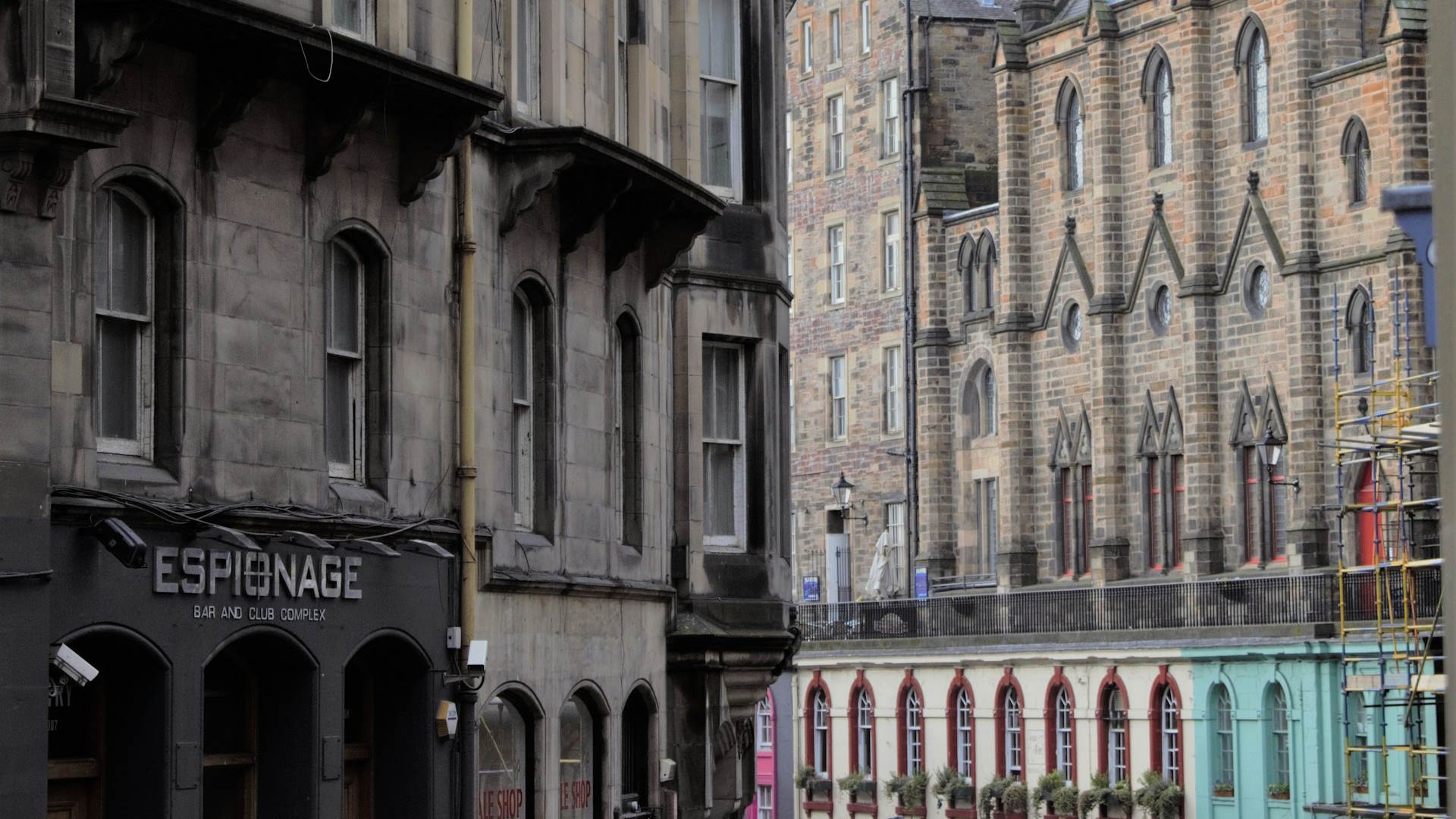Contraste de edificios en Victoria Street