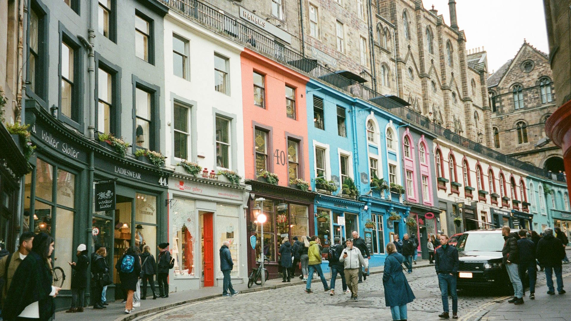 Gente caminando por Victoria Street