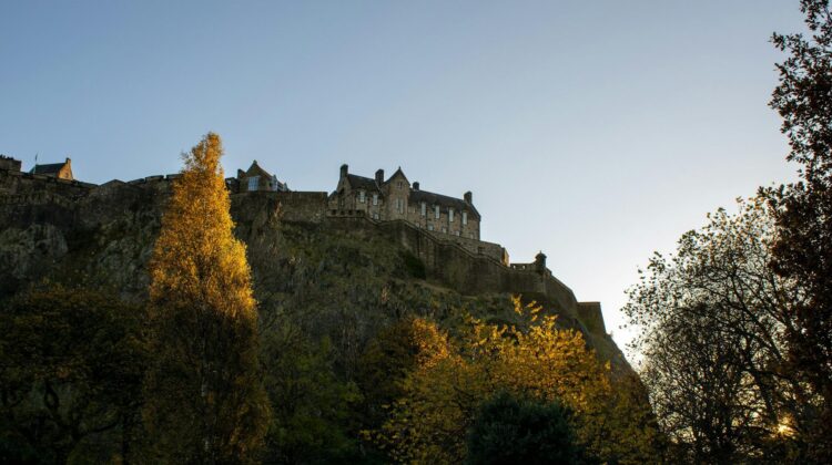 Vistas del Castillo de Edimburgo desde los jardines de Princes Street