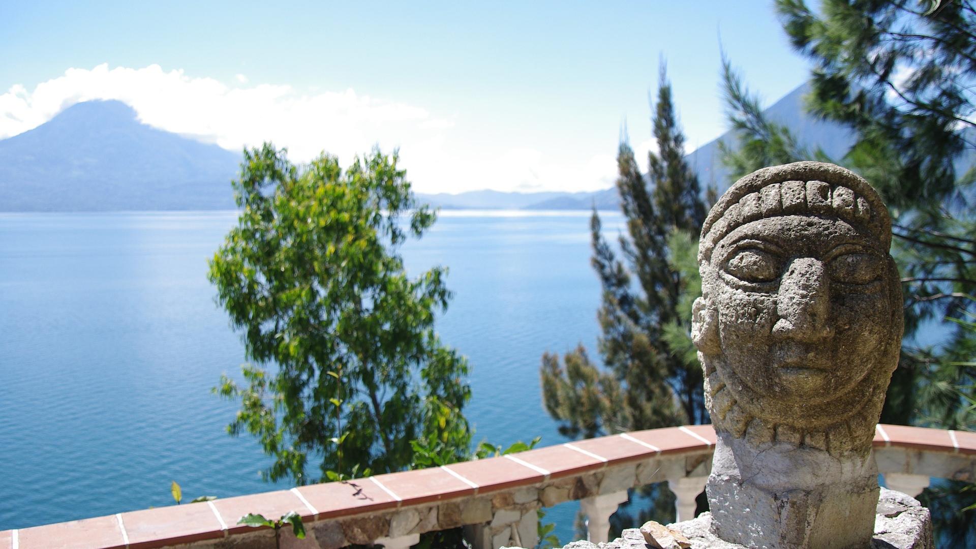 Estatua indígena situada frente al lago