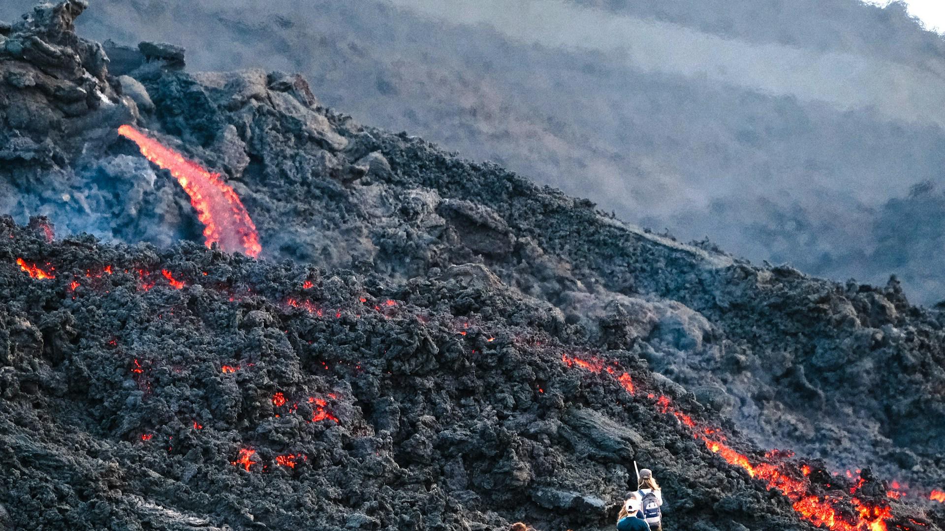 Lava erupcionando del volcán