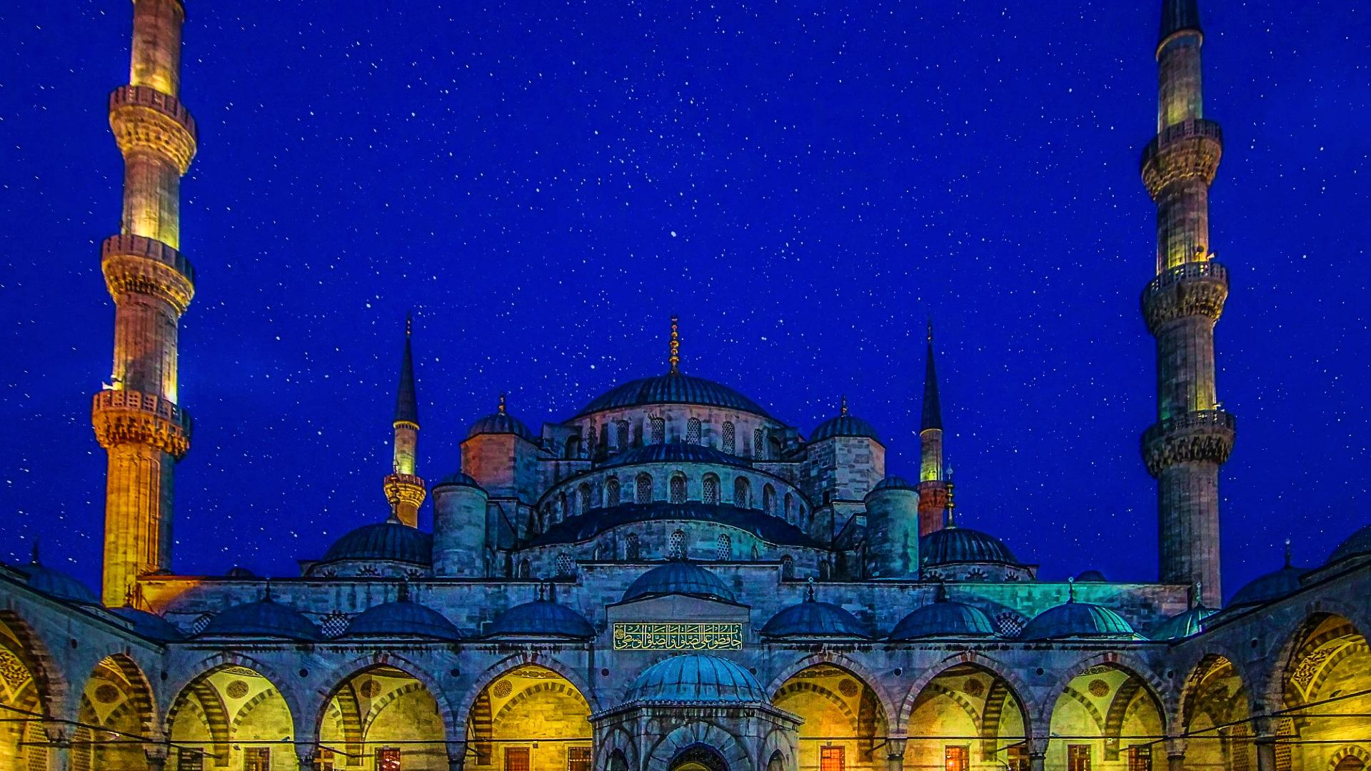 Frontal de la Mezquita Azul de Estambul iluminada durante la noche