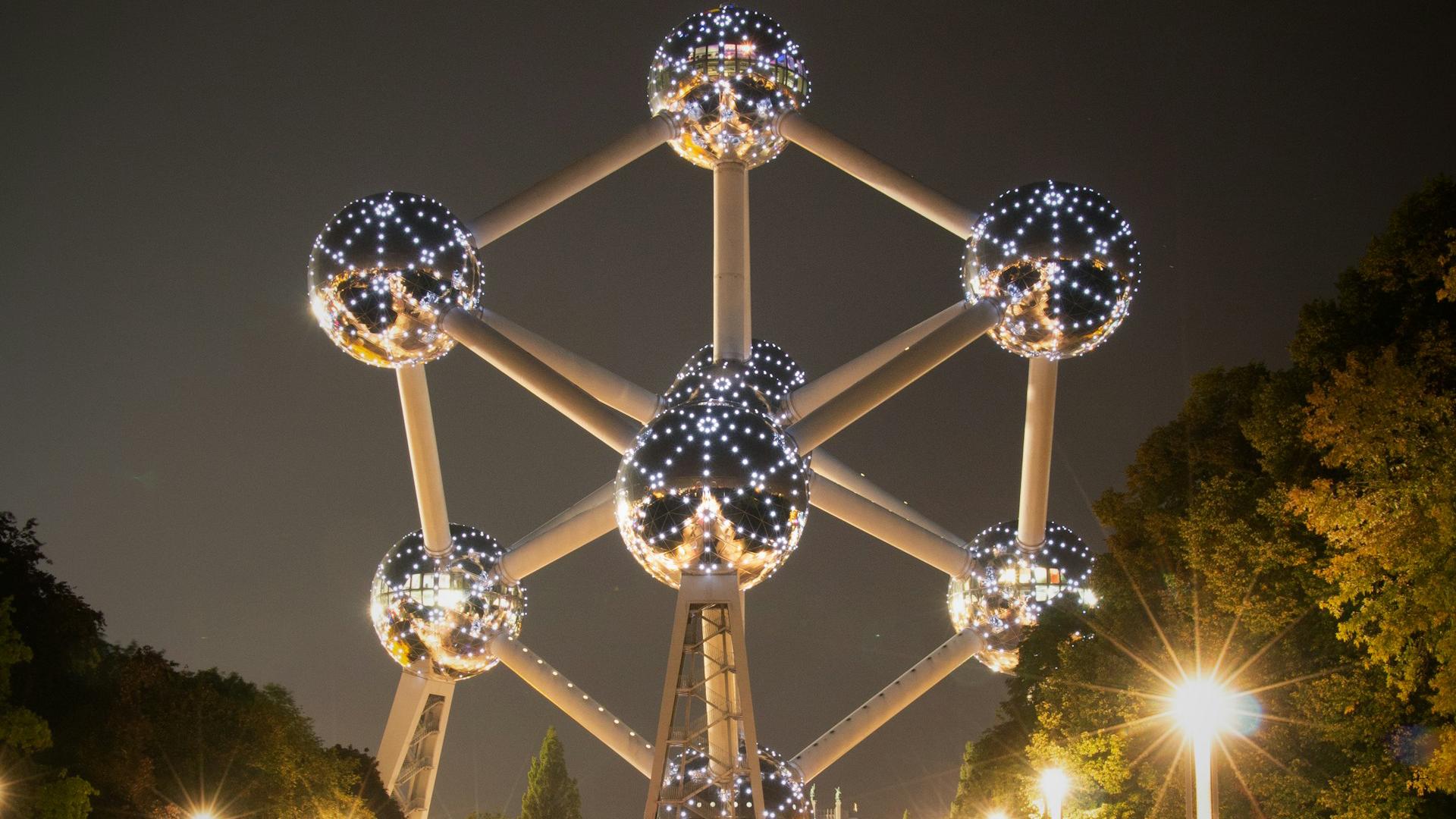 El Atomium iluminado