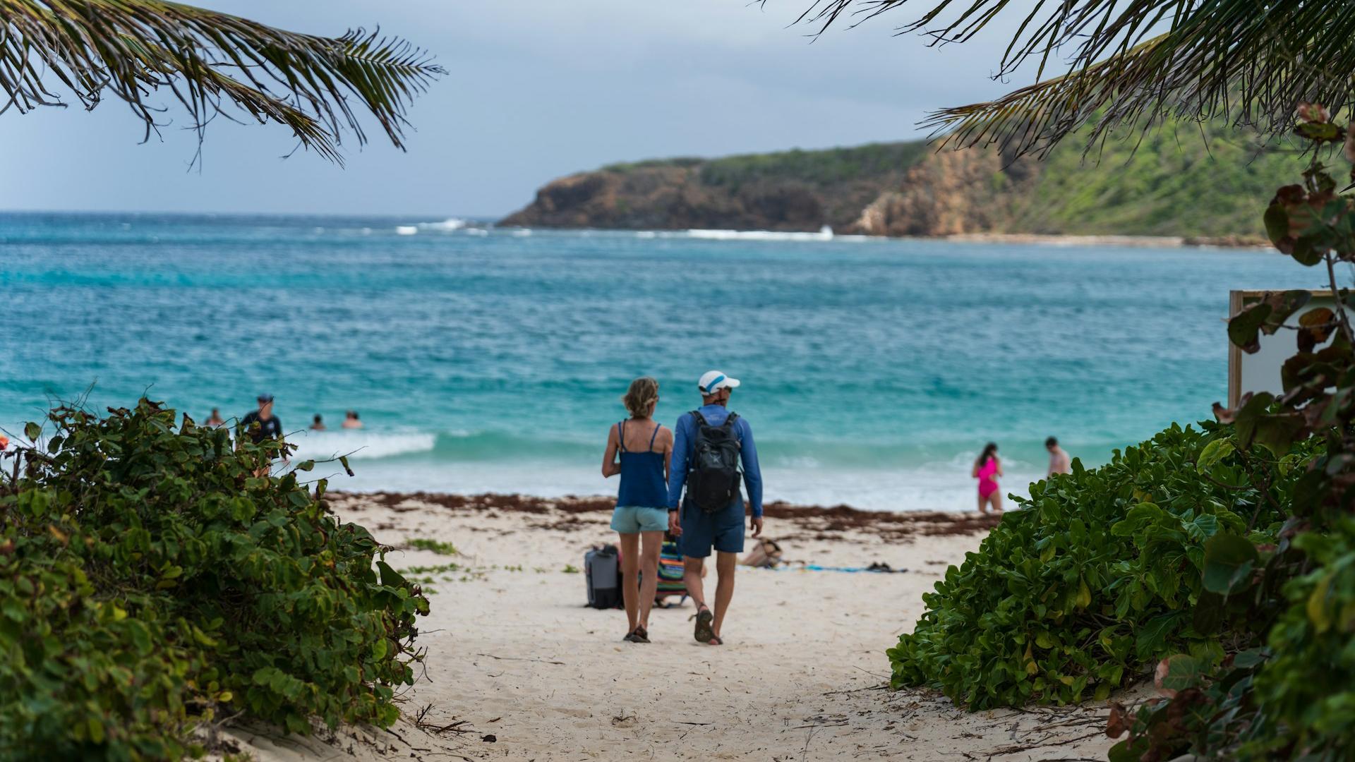 Personas entrando a Playa Flamenco