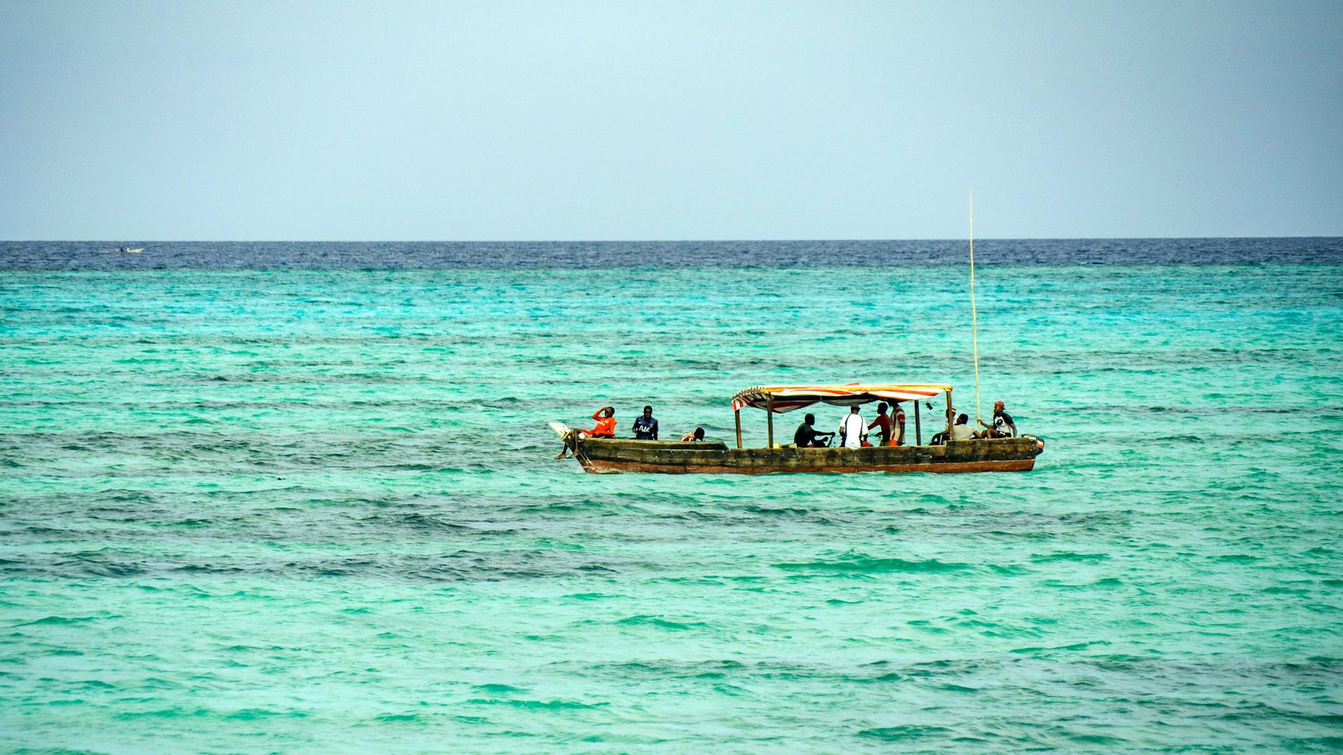 Barco cerca de la orilla de Nungwi