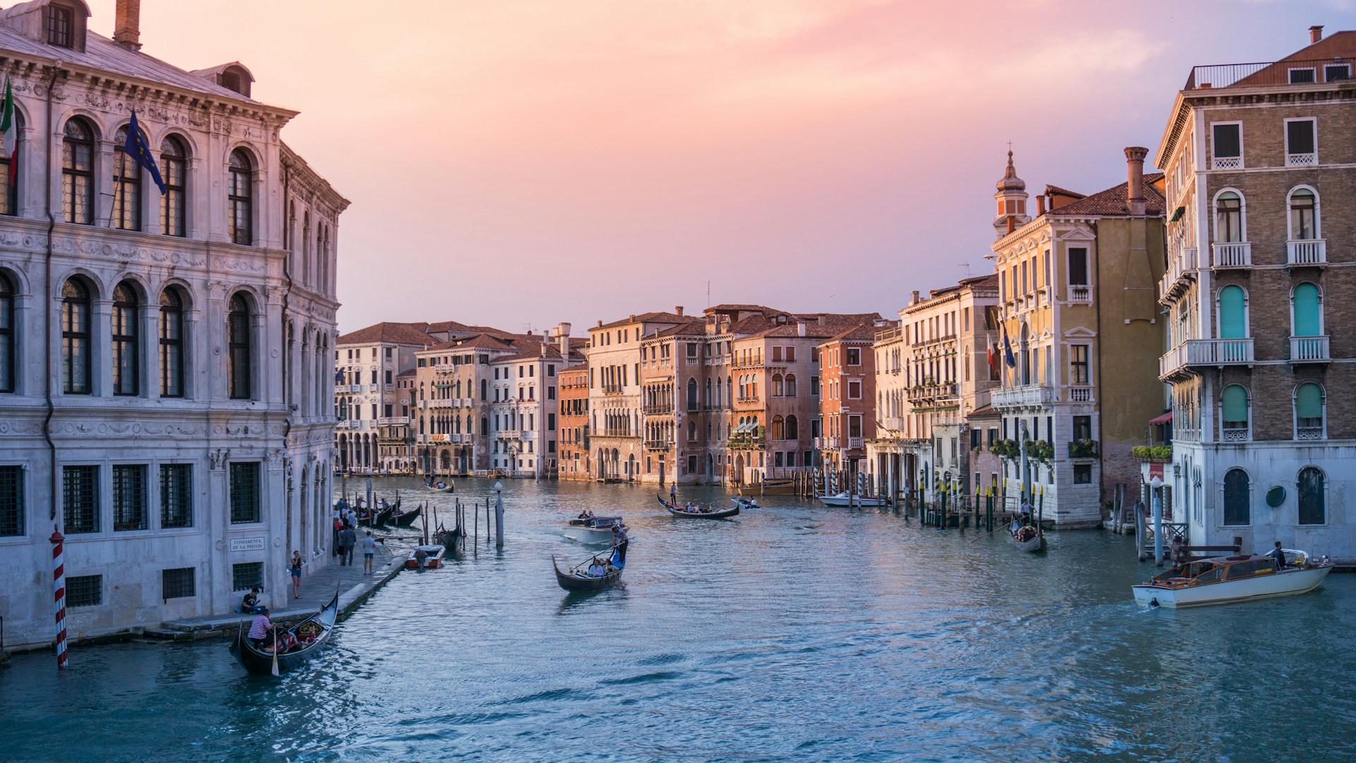 Góndola cruzando Gran Canal de Venecia