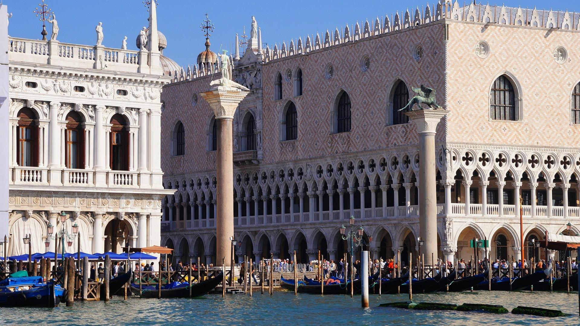 Palacio Ducal frente al muelle