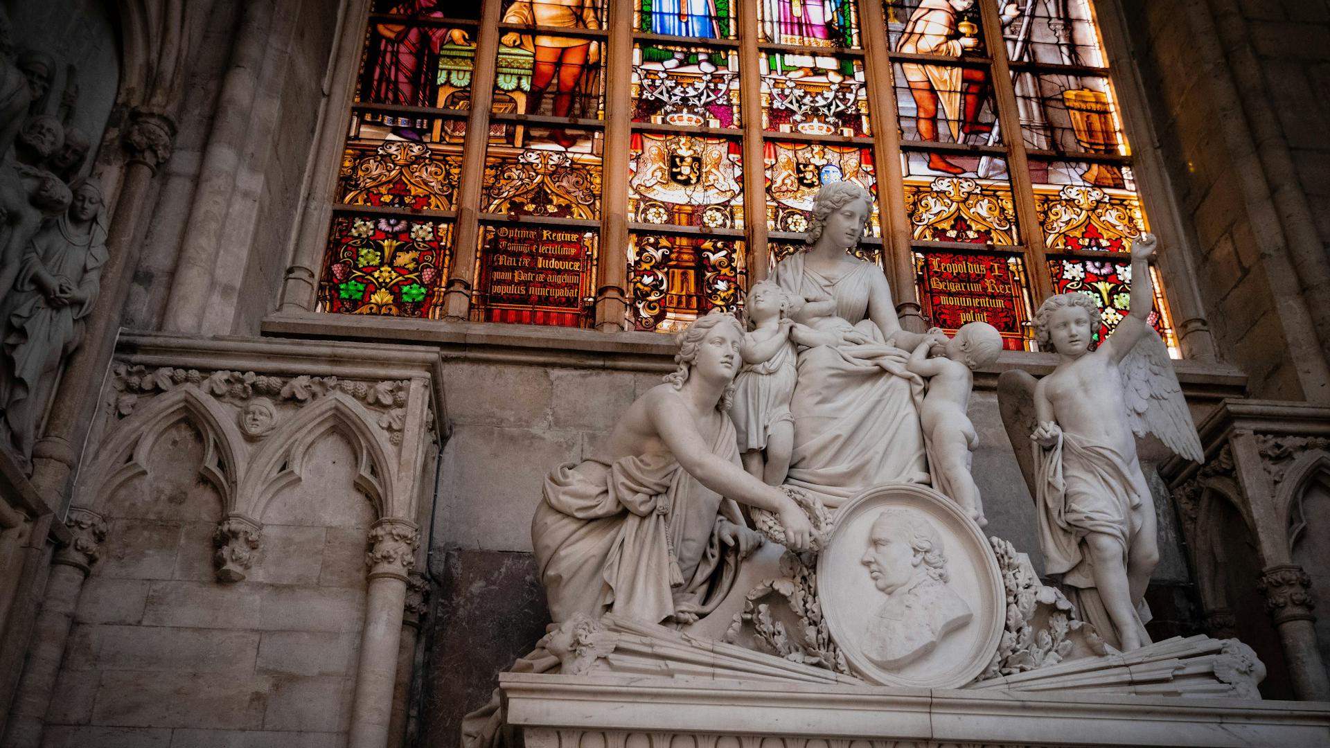 Escultura y mosaico de la Catedral